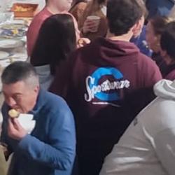 Ambiente en el Salón Municipal en la merienda con tortillas, postres y migas